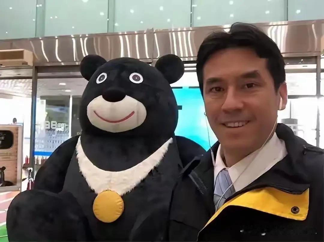 黄玮翰，脑子短路啦！

台湾省有个地方名嘴，说话很不着调，他的言论更是匪夷所思，