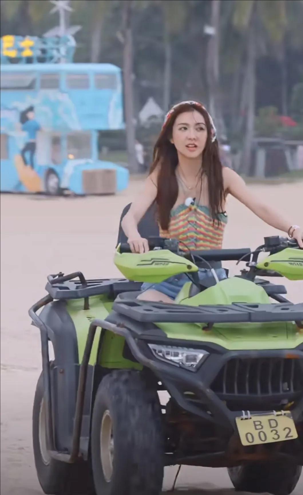 万宁神州半岛海滩偶遇薛凯琪，好可爱好漂亮的薛凯琪啊！出道至今都没什么变化，42岁