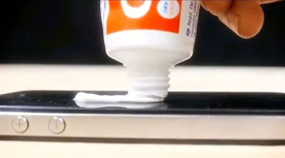【用牙膏擦拭屏幕到底能不能清除划痕？】在各种生活小妙招视频中，你肯定看有博主给你