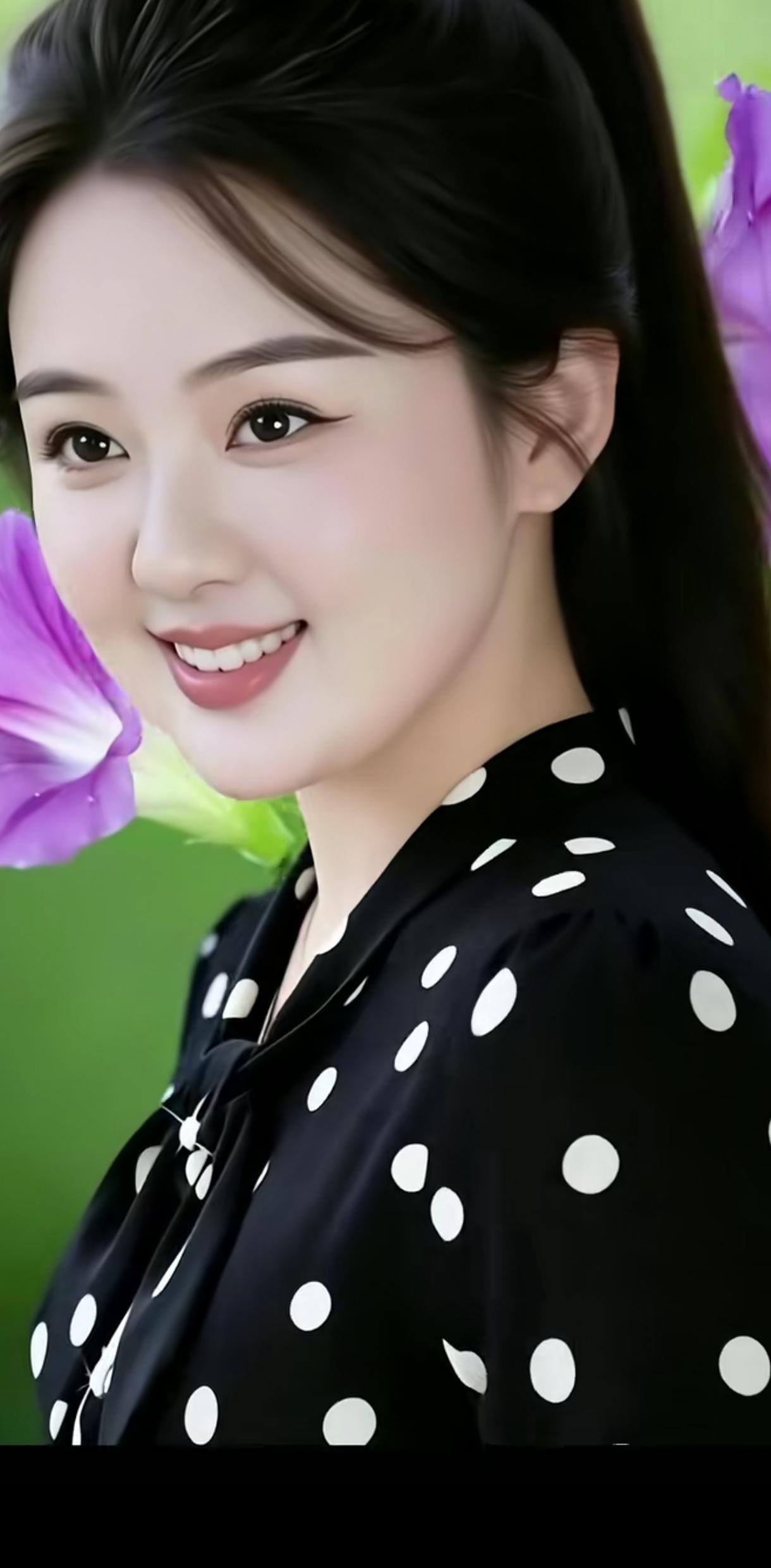 黑白色调下的优雅微笑，与紫色花朵相映成趣，散发着自然与甜美的气息。分享优雅美图 