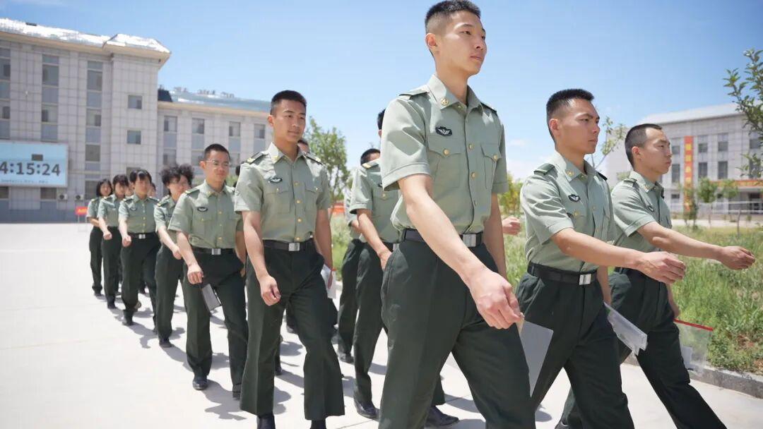 在校士官生怎么考军校?
身份要求：定向军士生需完成3年学业、实习考核合格、授衔入
