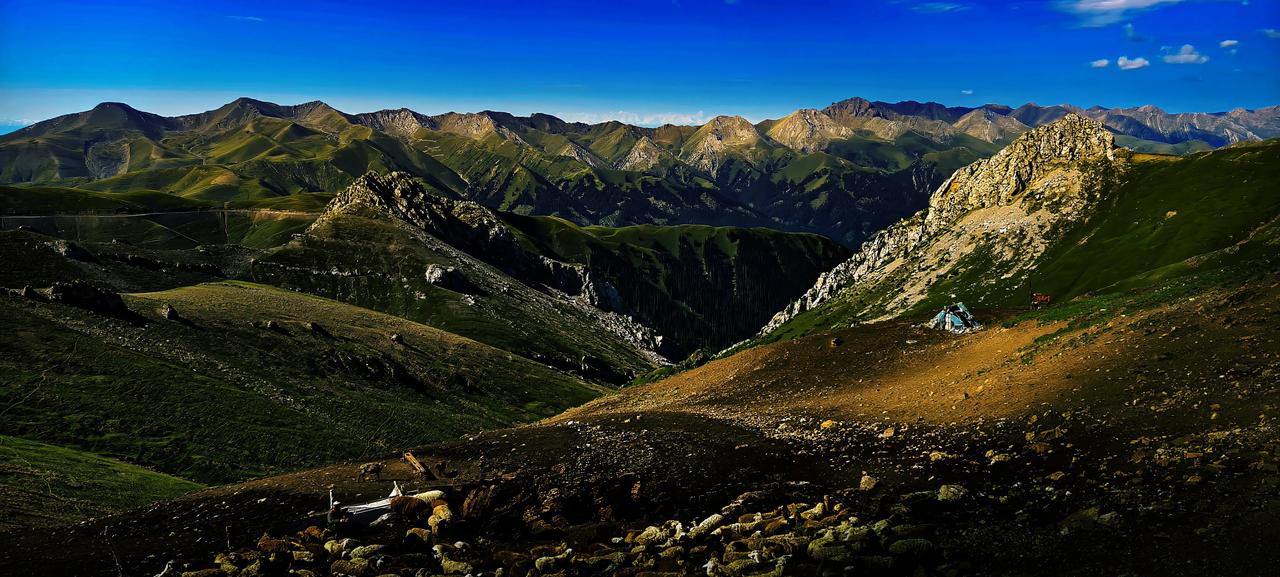 探索大自然的壮丽，感受山间的宁静与自由！🏔️🍃