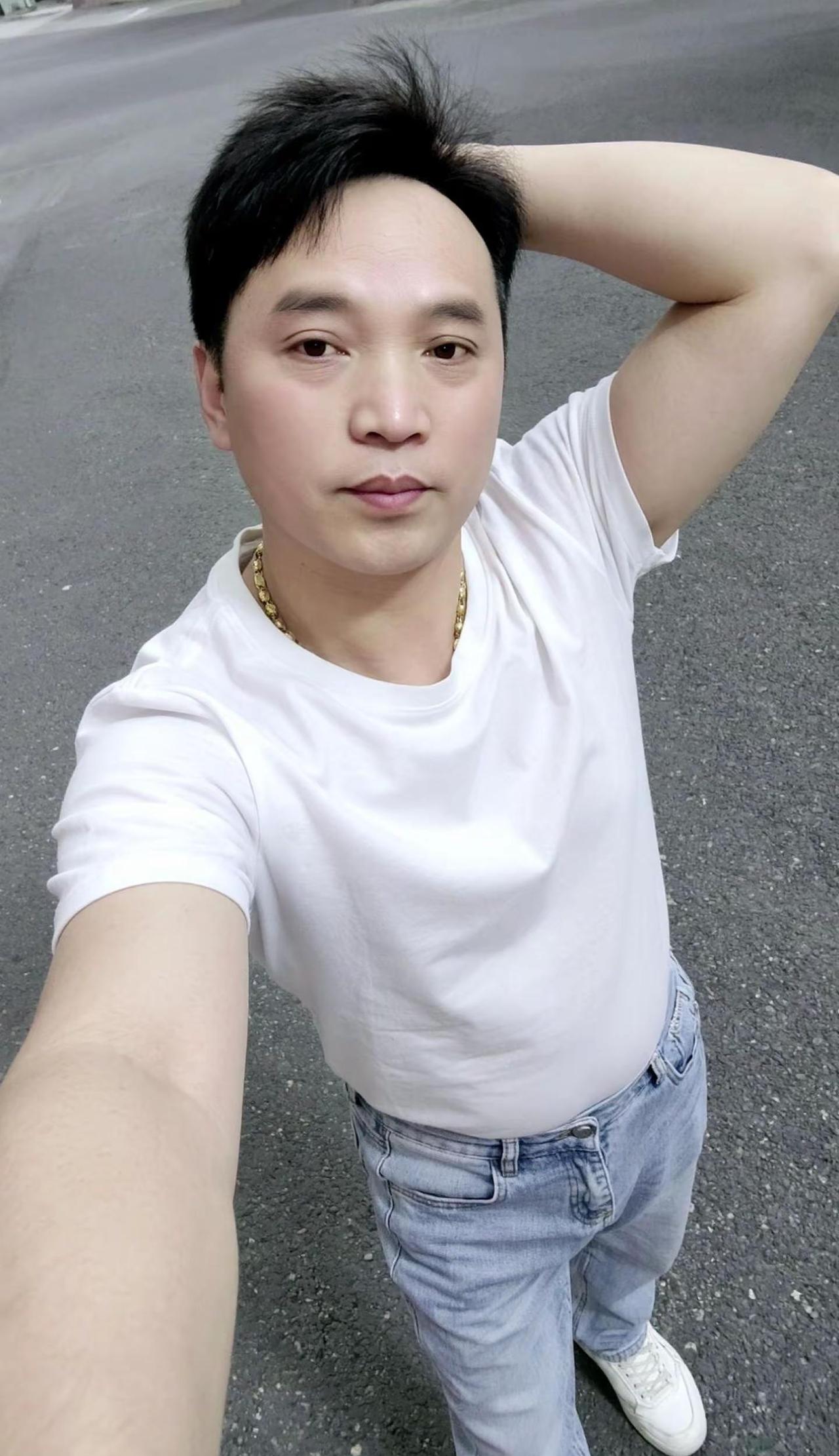 爱唱歌爱跳舞: : 人生没有最好的年龄，只有最好的心态，我们争不好过岁月。