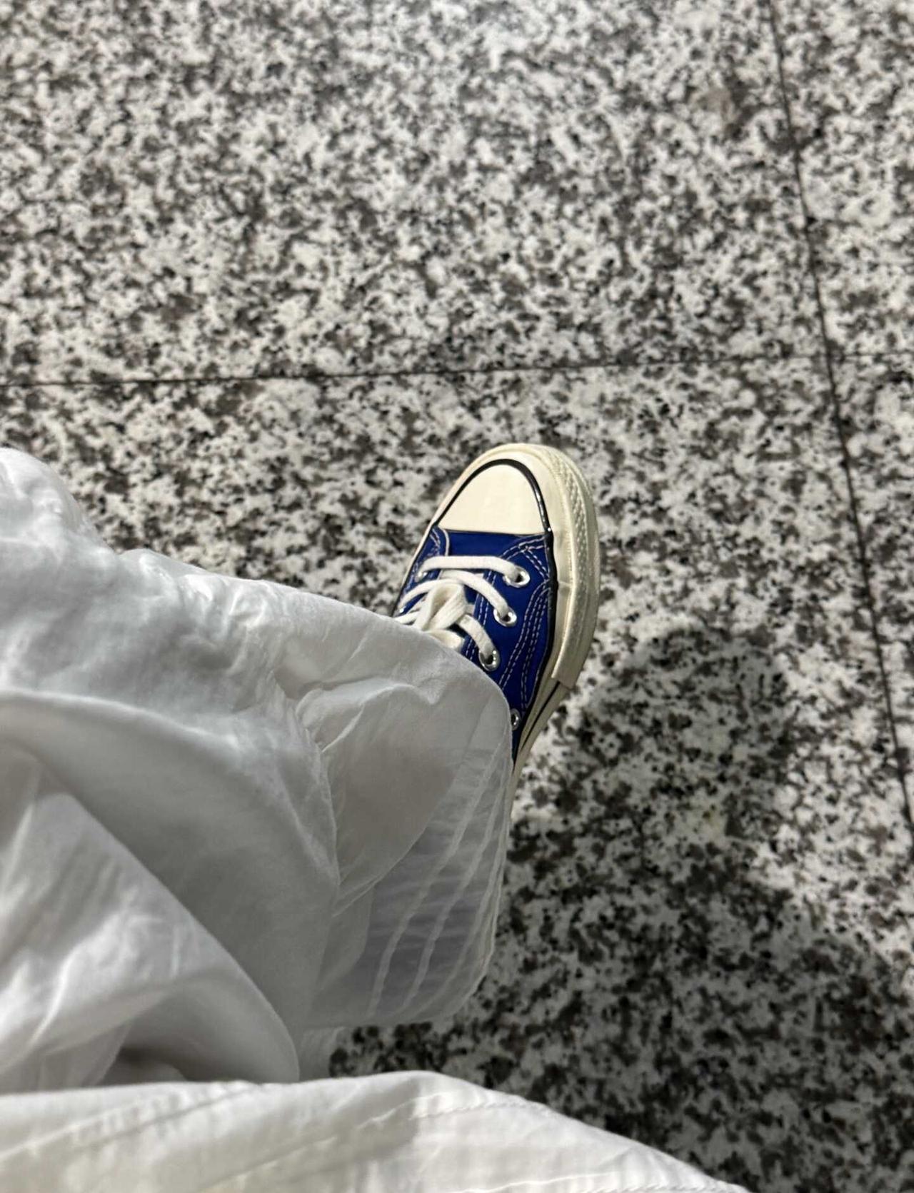 白裙子就适合亮色的鞋
帆布鞋
匡威
帆布鞋穿搭
