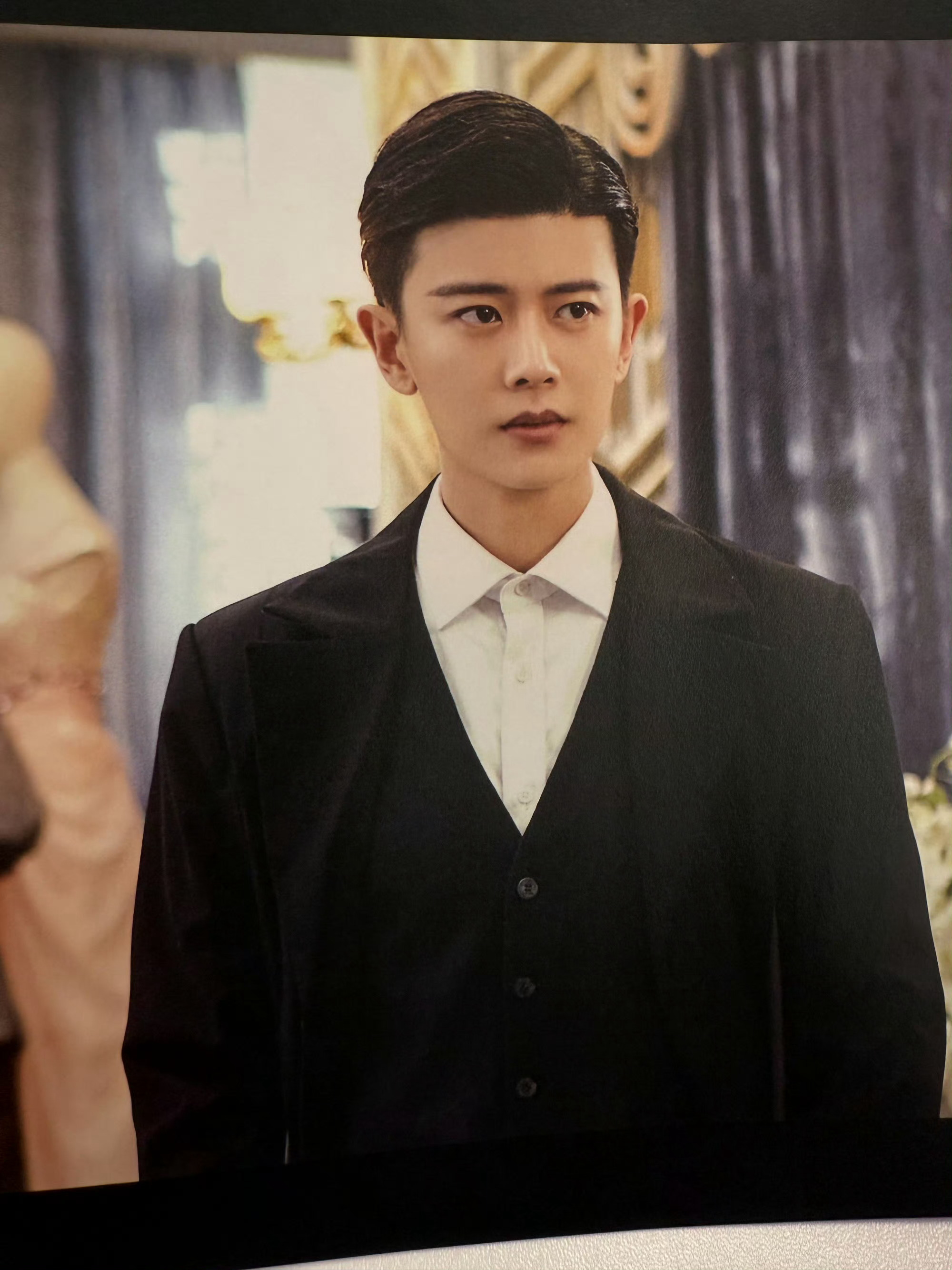 任嘉伦任嘉伦请君 终于看到《请君》了，也是和手里的实体专辑对上了！ 