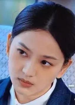  杨幼竹的扮演者唐本，毕业于北京电影学院表演系 唐本在剧情里饰演督导组助理，镜头