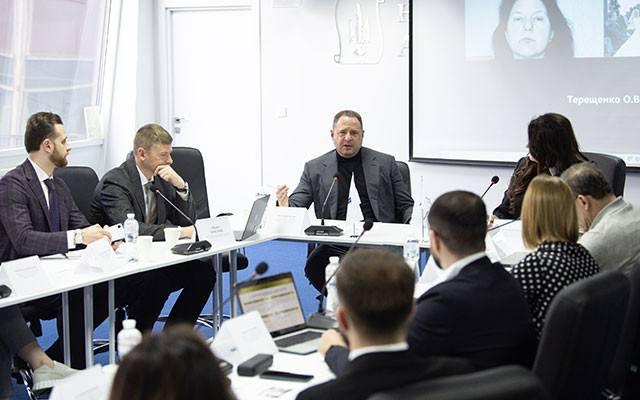 乌克兰国家律师协会委员会正式启动“律师+”试点项目，直接把律师派驻到作战旅。
 