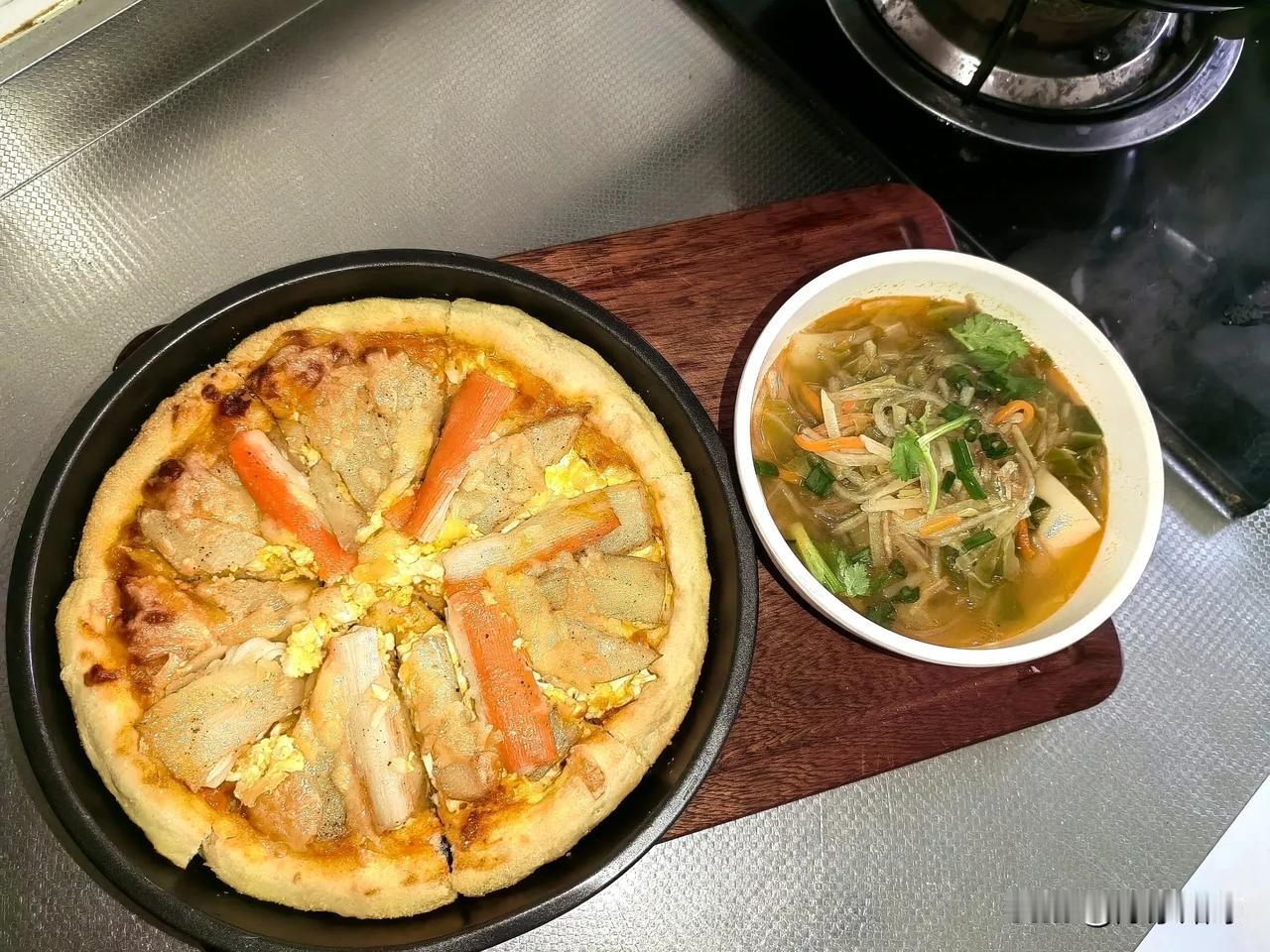 高二娃的晚餐
开饭喽！
自制披萨配蔬菜粉条汤。
披萨卖相不好，但是味道挺好的。