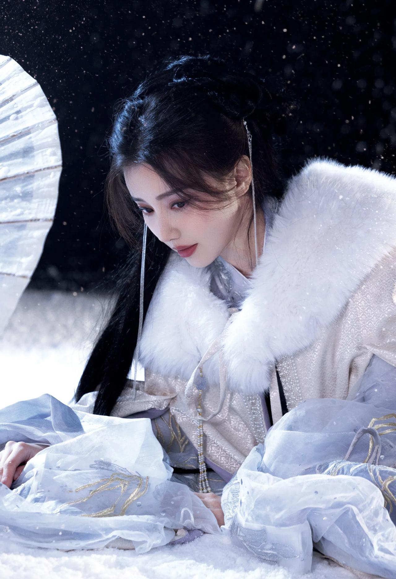王鹤润冬日写真分享，肤白貌美，优雅美丽