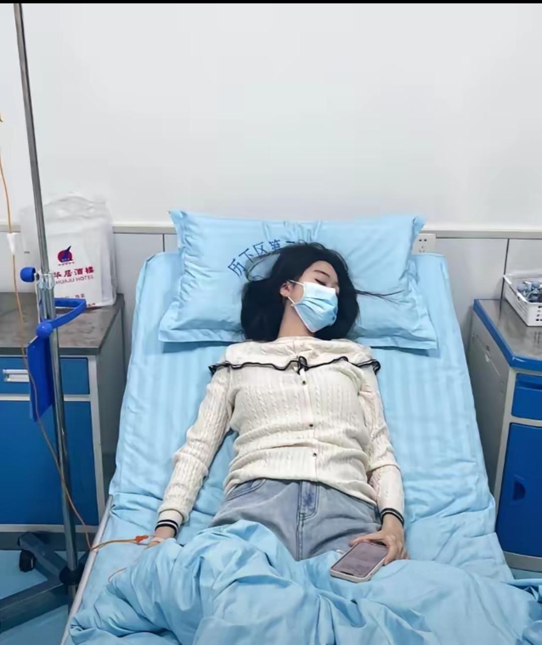 才17岁高三女生，频繁拉肚子没当回事，肠镜结果让医生都愣住了，整条肠子长满数百枚