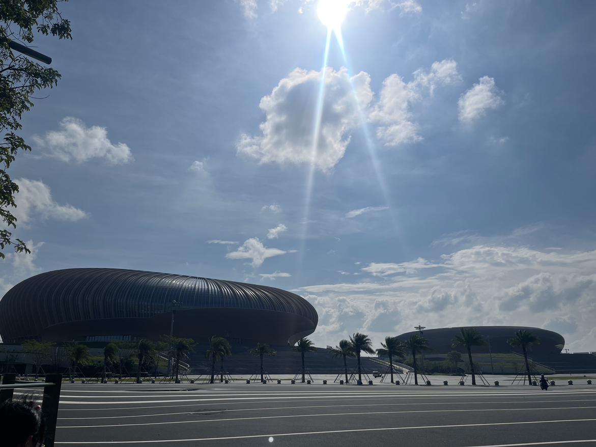 我的今日状态：😁轻松愉快
我这里的天气：☀️晴天
广州南沙体育中心真是建得很不
