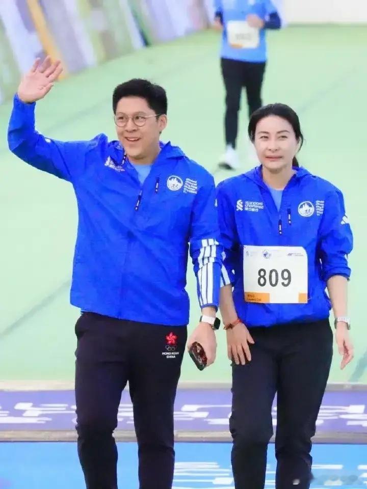 郭晶晶夫妇合体跑马拉松，霍启刚跟在老婆后面拍视频，公开撒狗粮！ 