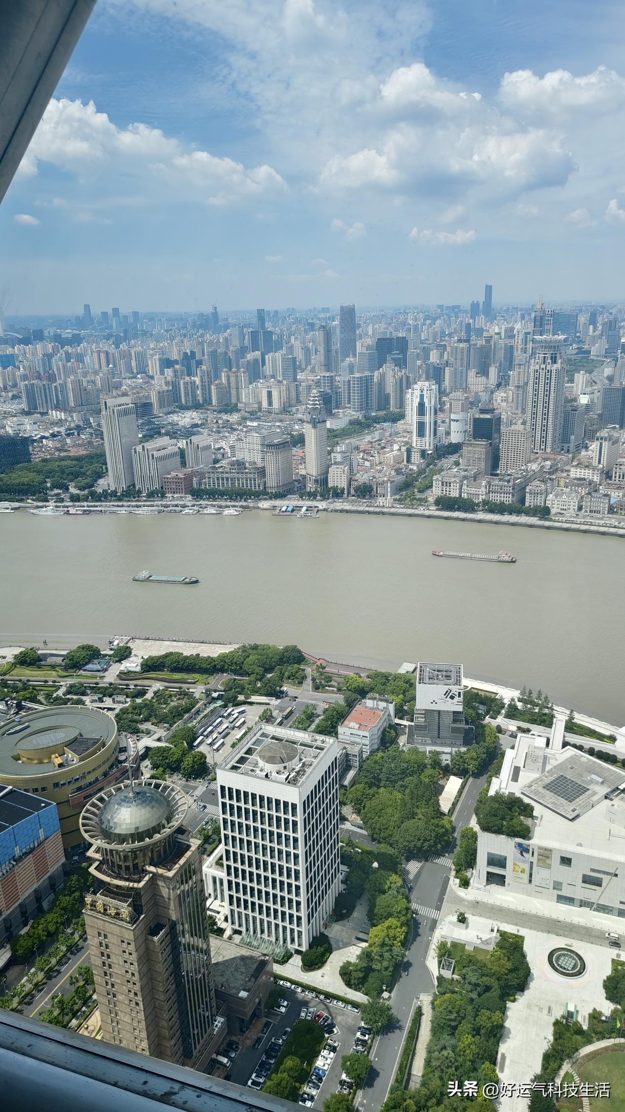 现在是7月17号的中午，我们要回青岛可，已经退了上海远洋宾馆的房间，马上要去虹口