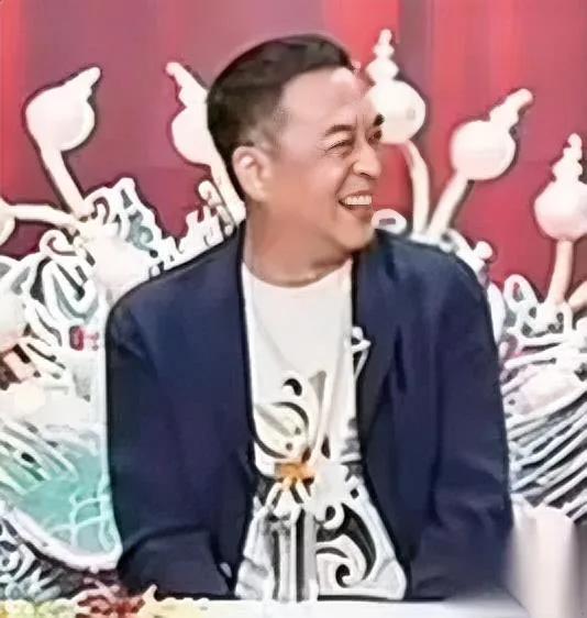 张嘉译去宇辉直播间

脸都笑皱巴了

你猜为啥？

真不是那种客气的官方笑，是鼻