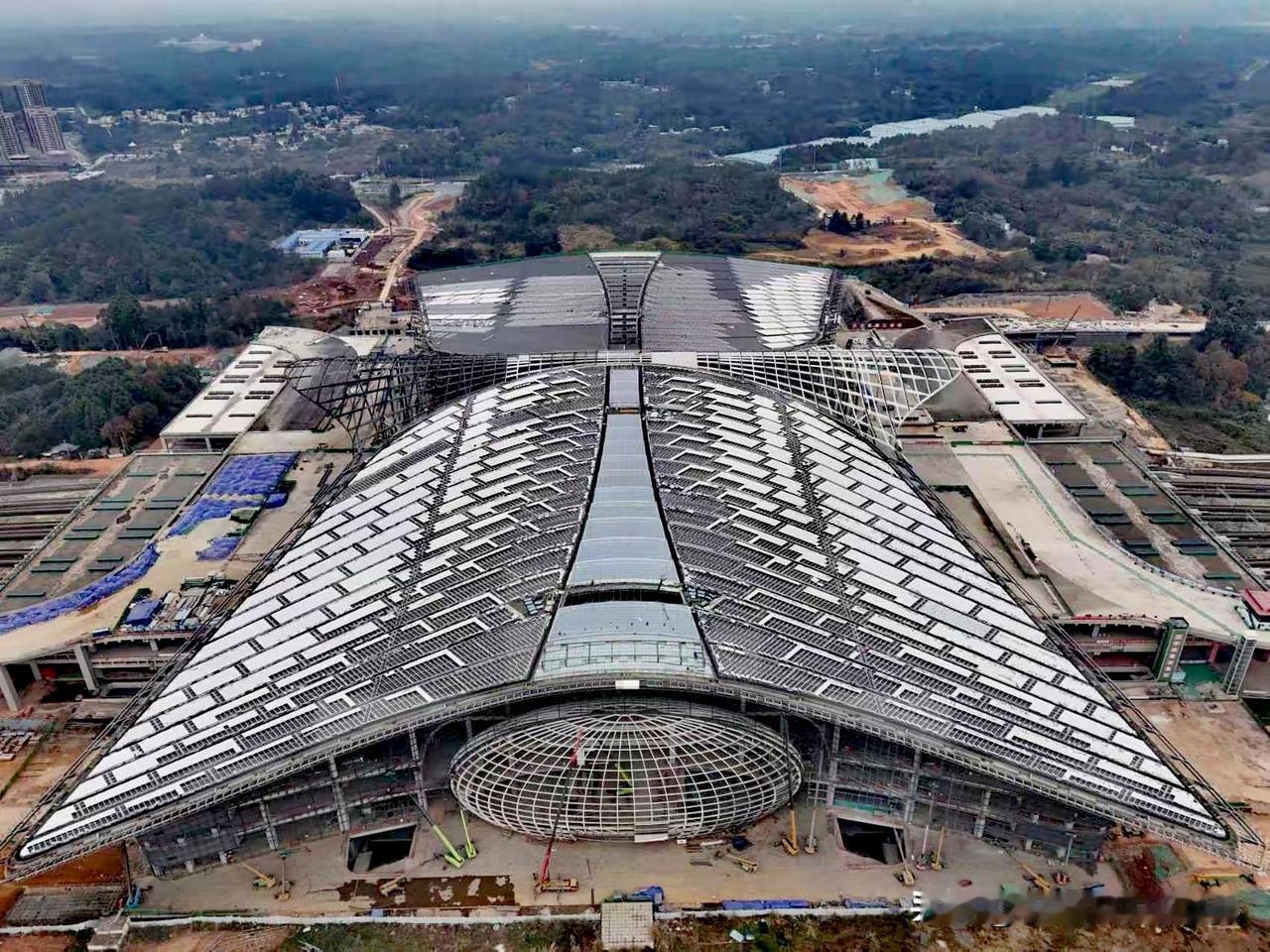 不知不觉，天府站的雏形已经基本形成，看起来高端大气上档次。虽然其站房总规模不及成