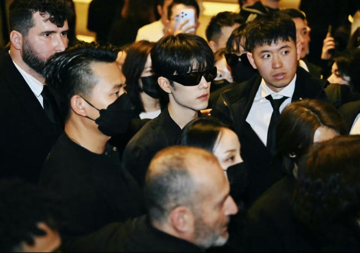 两张没见过的早安肖战米兰时装周