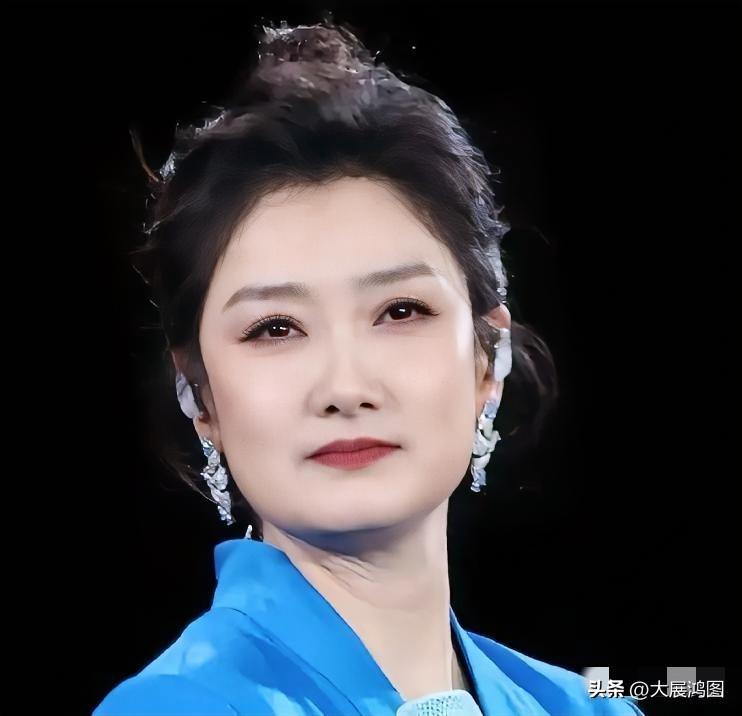 身着优雅蓝衣的女子，散发着迷人魅力！淡雅蓝裙照 无袖蓝裙 蓝纱美人 清蓝长裙