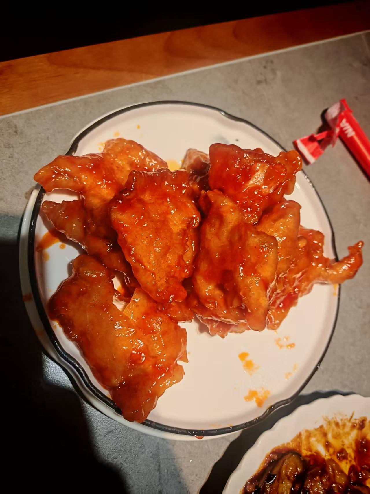 沈阳和聊城的美食，就像两个性格迥异的老友，一个豪爽热烈，一个温润绵长。

沈阳的