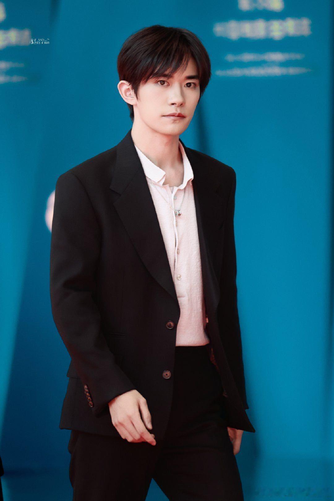 他的笑不是刻意营造的，而是由内而外的轻松。在台上，他认真倾听每一个问题，偶尔的小