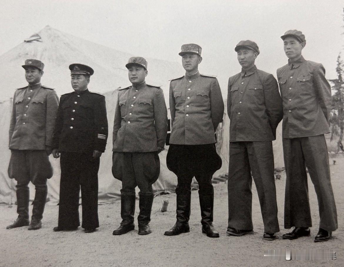 【开国功臣图片故事203】
1952 年7月，参加朝鲜停战谈判的中朝谈判代表在板