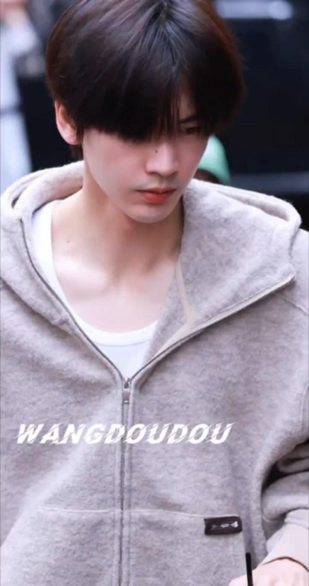 张凌赫今天素颜好性感现偶也能多多找张凌赫 球球 