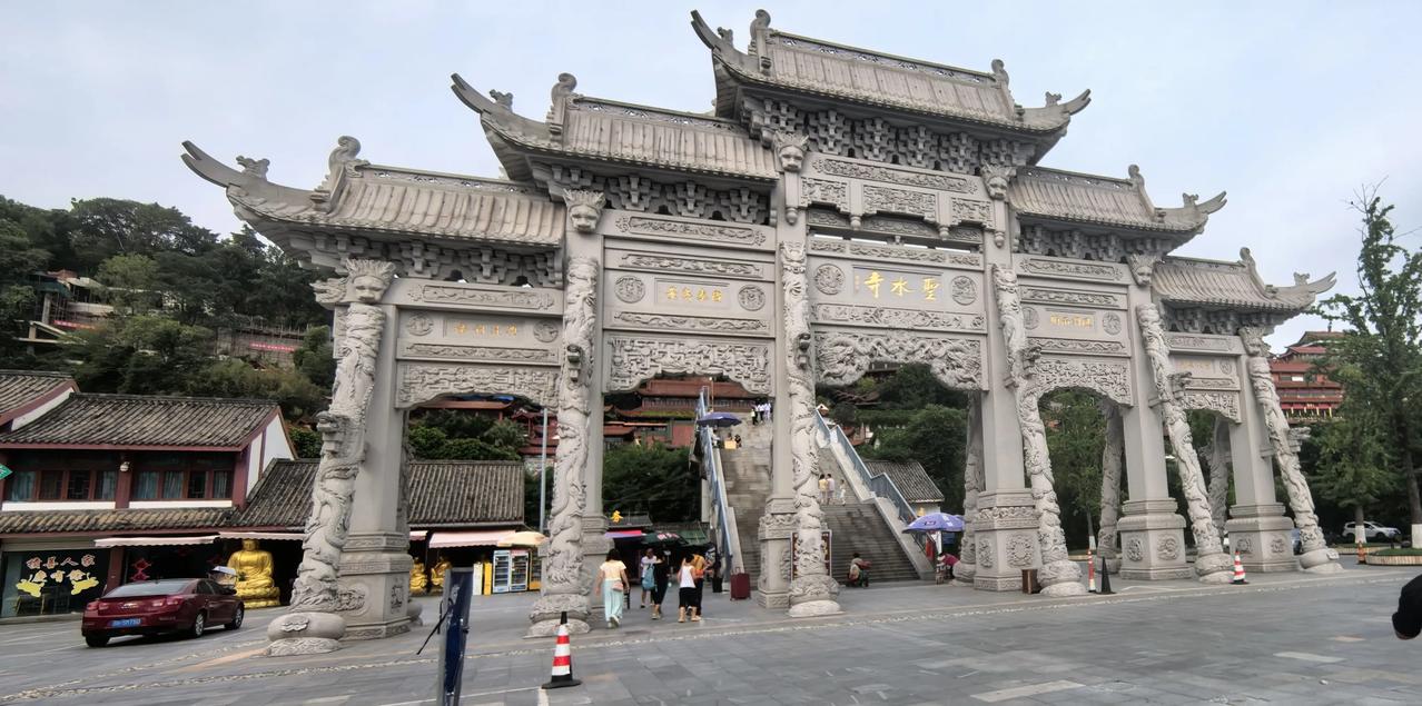 赞绵阳圣水寺佛像
宝相万千崖壁中，
行飞坐卧意无穷。
漫天仙佛今终见，
始信人间