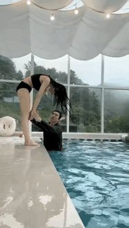 图一：小姐姐真是的，完全不按教练教的来，把人家都整不会了。
图二：得什么样的人，