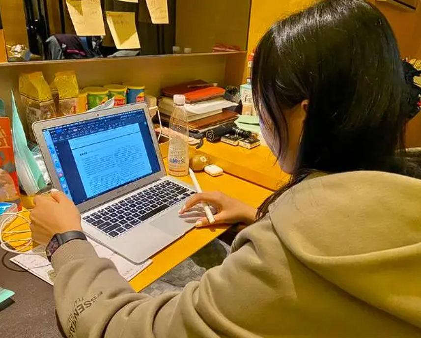 2012年5月，黑龙江省佳木斯市，1名28岁的女教师，在学校门口为下晚自习的学生