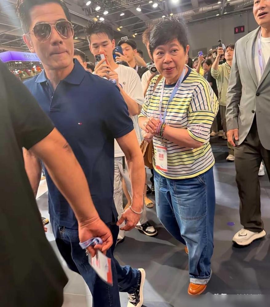 娱乐圈的经纪人，个个都是人精！
你看霍汶希、陈家瑛，手里一把王牌。
但有个女