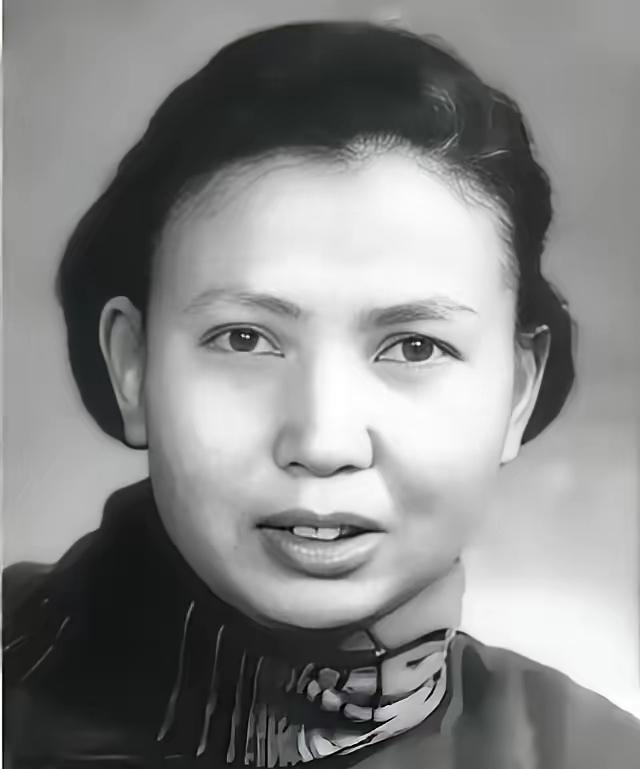 [月亮]1941年，21岁的女战士莫林被活埋前，敌人竟突然问：“你认识莫林吗？”