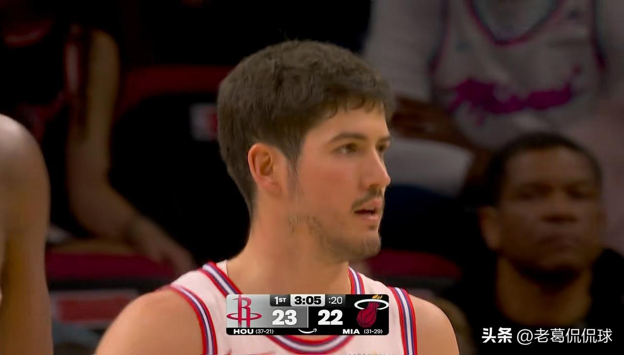 火箭新星谢波德完全成为了三分球的代名词！在今天火箭客场挑战热火的比赛中，目前双方