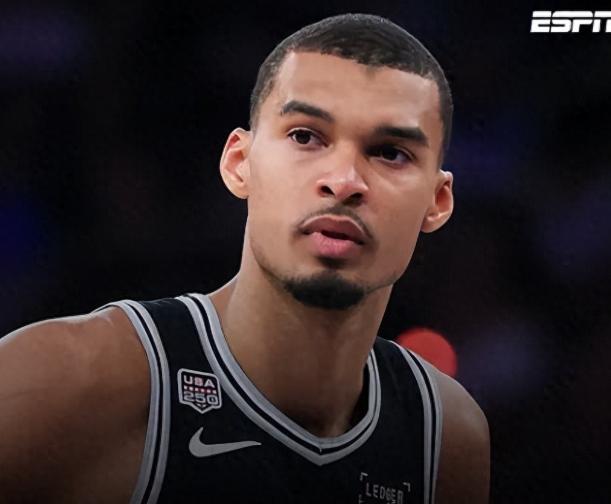 有一说一，NBA现役能够单换文班亚马的球员，仅有以下四位

文班现在最吓人的地方