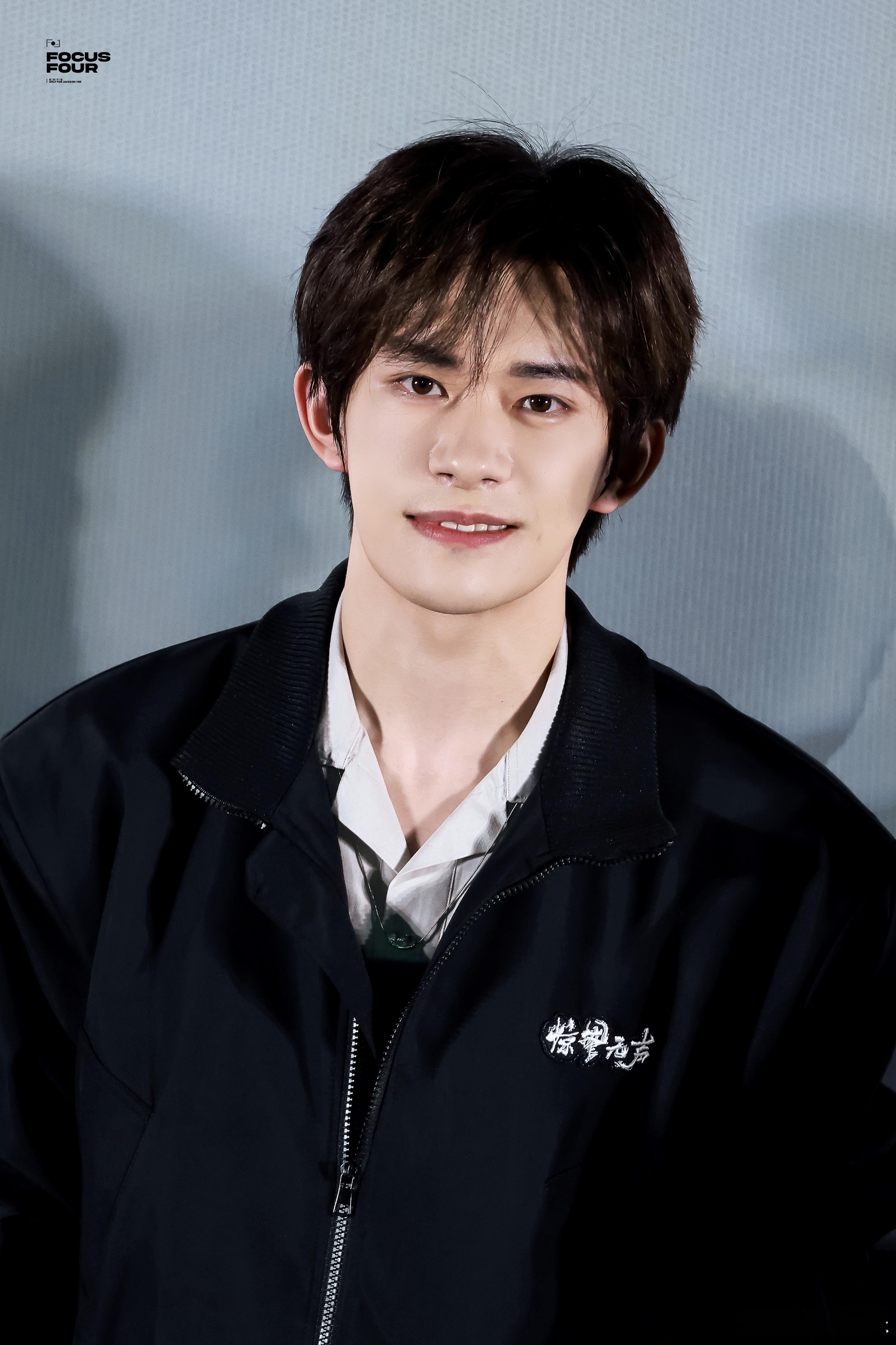 易烊千玺笑得人心都化了路演这一幕直接封神！易烊千玺的笑容温柔到骨子里，听到小朋友