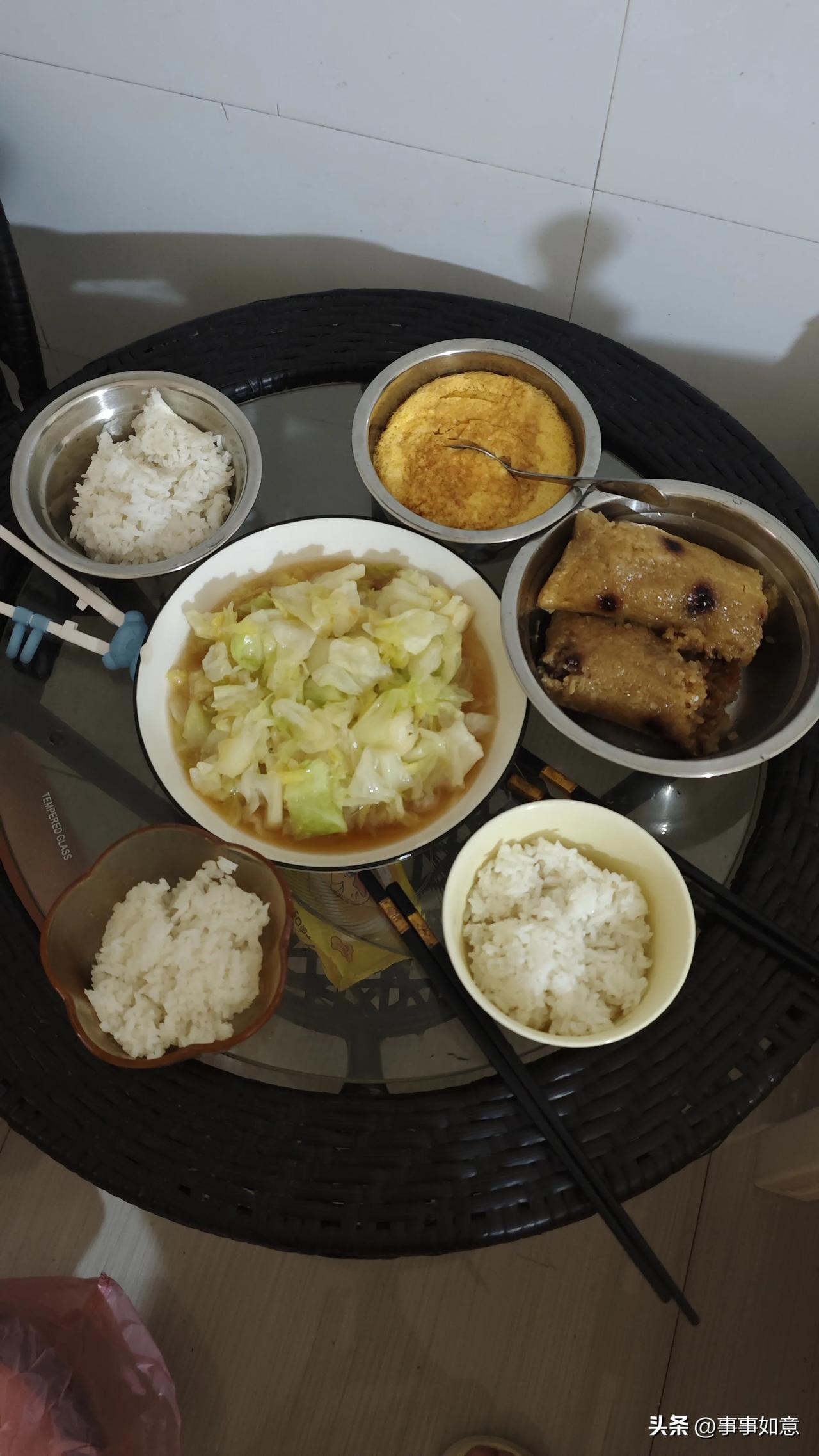 今天终于把冰箱的东西吃完了
上次回老家看望老妈
家婆给了好多东西拿下来
有三个鸡