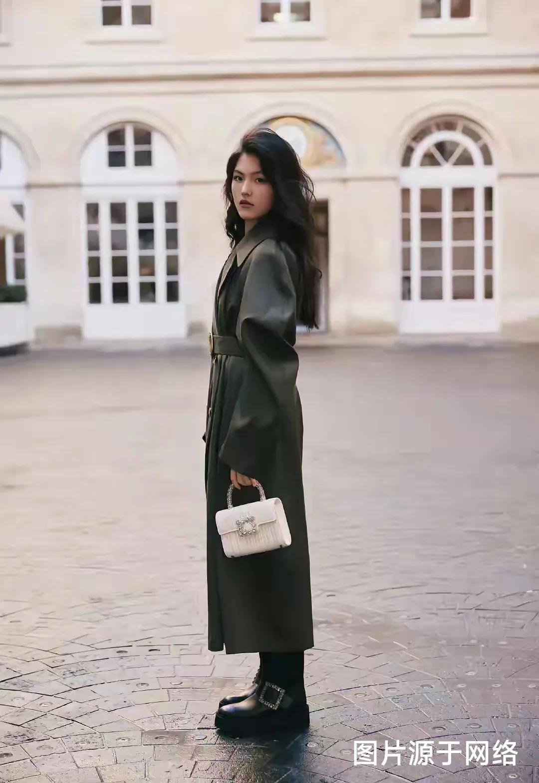 这还是王诗龄吗？咋由少女变少妇了，这装束，这打扮，也太成熟了吧！
