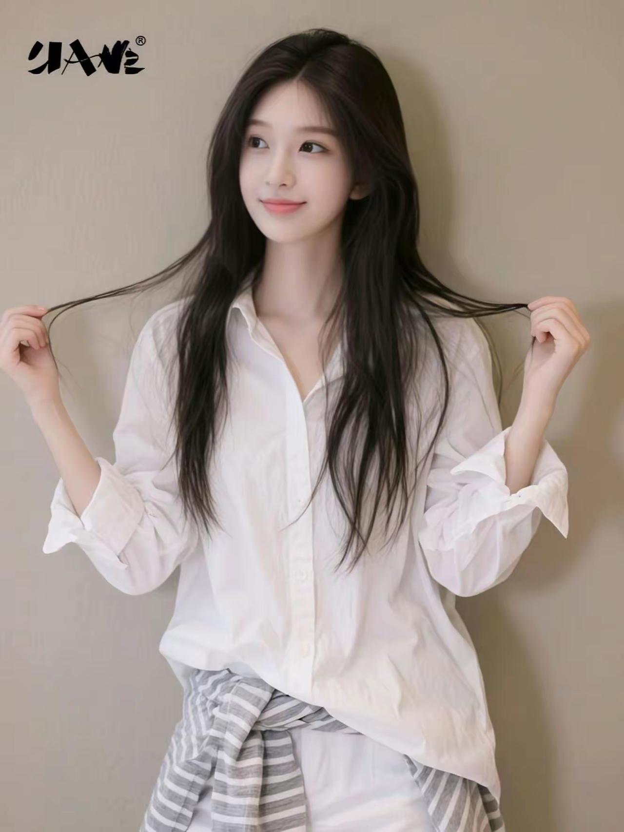 温柔少女风，白色衬衫搭配条纹裙，轻松自然，清新可人！🌸💕