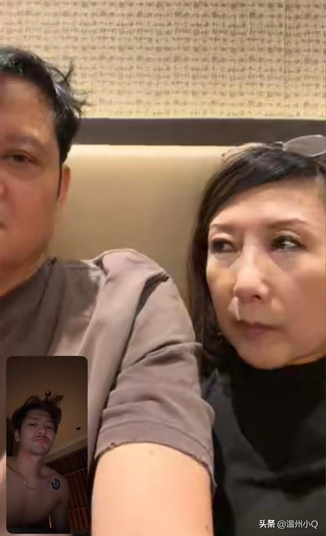 王嘉尔真不把我们当外人，他和父母打视频电话，他赤裸着上半身，发型凌乱而且胡子拉碴