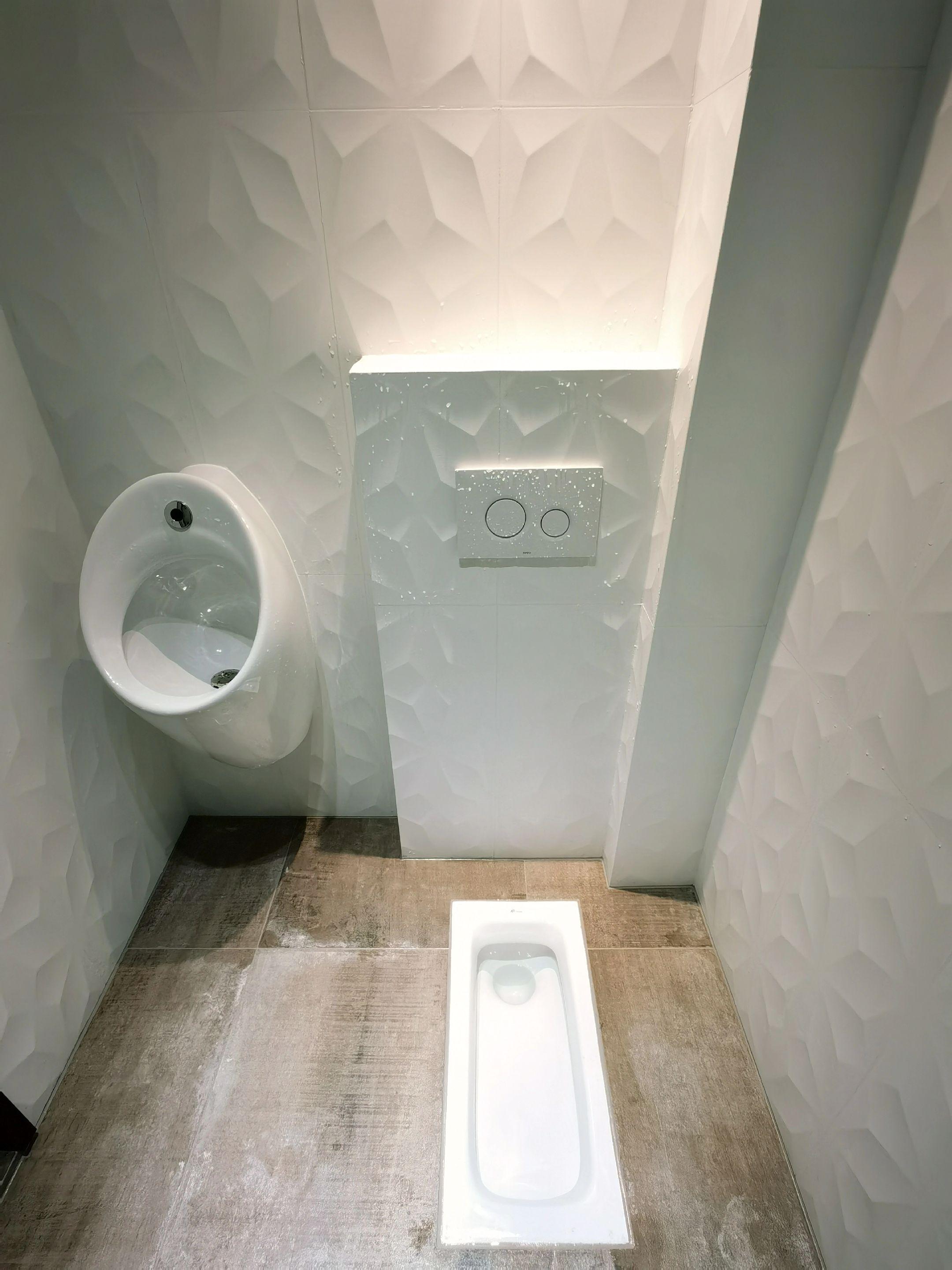 小便斗是多余的吗？卫生间既安装蹲便器，还安装小便斗，有必要吗？ 蹲便器卫生间