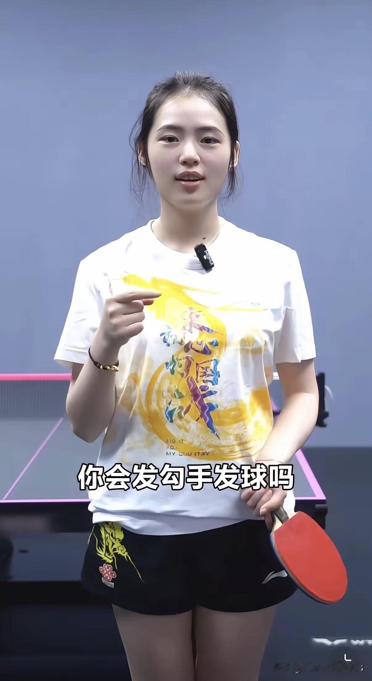 这位出生于河南的女运动员长相朴实大方，她人品好，低调不做作，为人和善，打扮朴素，