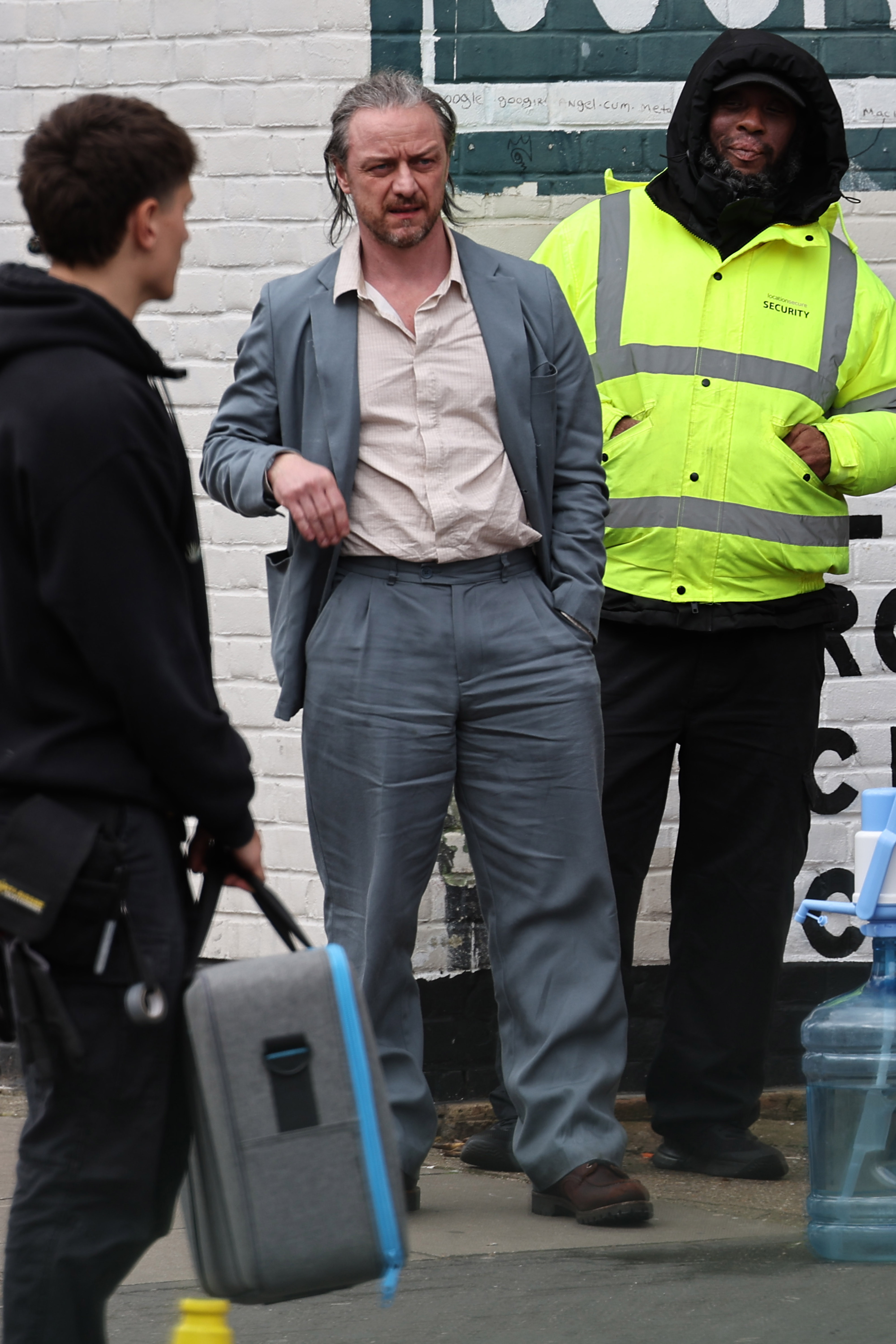 詹一美 James McAvoy 拍摄新剧《Meantime》，造型放荡宛如流浪