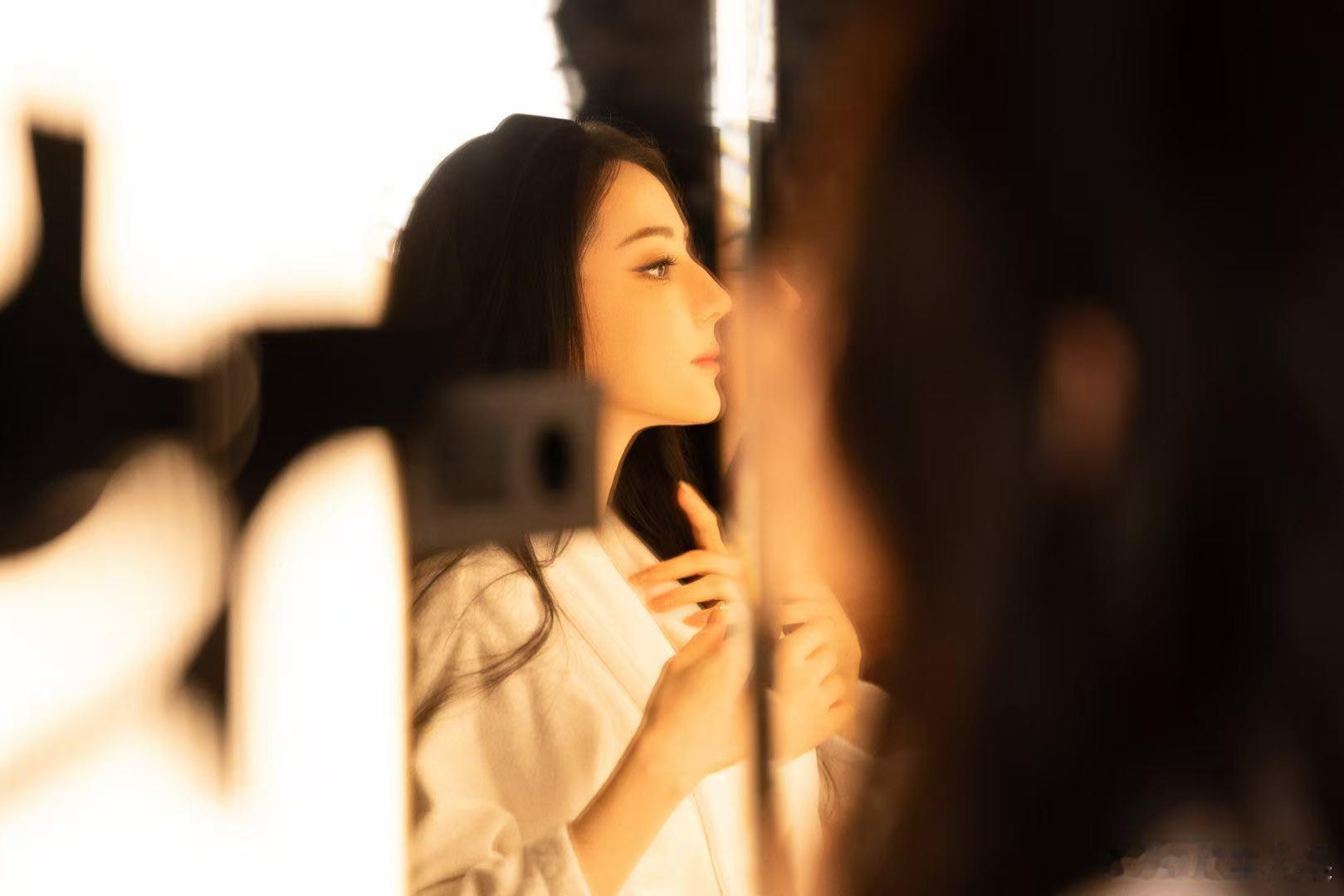 镜子前的迪丽热巴迪丽热巴镜子前镜子前的迪丽热巴，姐姐好美，[开学季][开学季] 