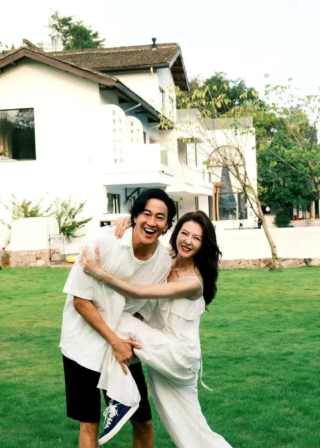 何润东晒合影，白T恤贴贴，笑得像刚谈恋爱。

他快五十，结婚九年，却天天把老婆当