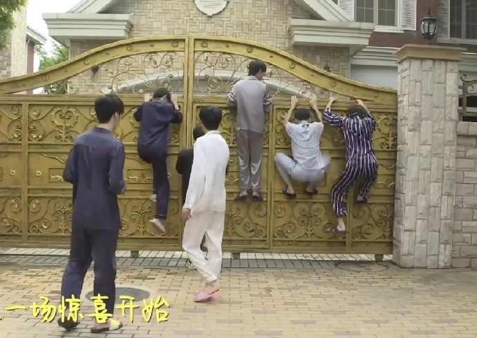 时代少年团演唱会好抽象的舞美时代少年团舞美剪影是早期爬门 别人家舞美是视觉盛宴，