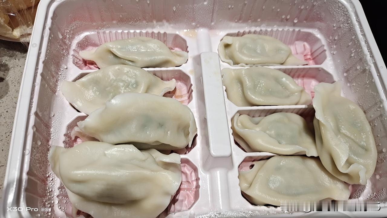 12月21日今日冬至，应应景的冬至饺子我们竟然这么吃的。

  有老妈老爹妹妹的