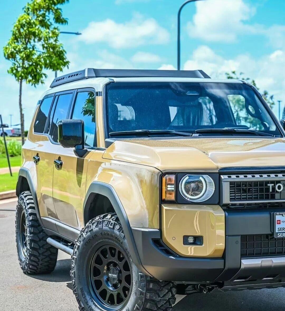 普拉多改成这样算不算你心目中完美的姿态。

宽体套件死死裹住LC250的硬朗方盒