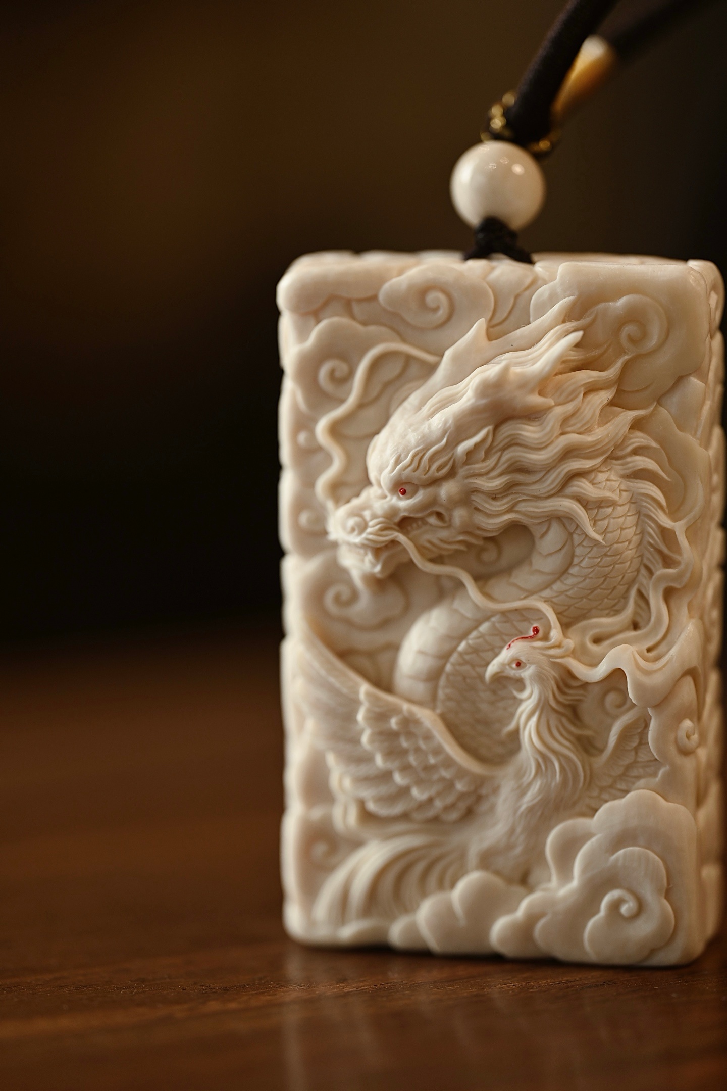 猛犸 | 祥龙瑞凤 挂件精心择料，牌面满工雕刻祥龙瑞凤，苍龙盘旋云间，鳞甲层次细