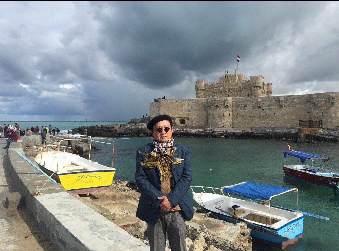 标准答案：问“妈和女友掉水里到底该先救谁？”答：“先救妈，因为救妈属于法定义务；