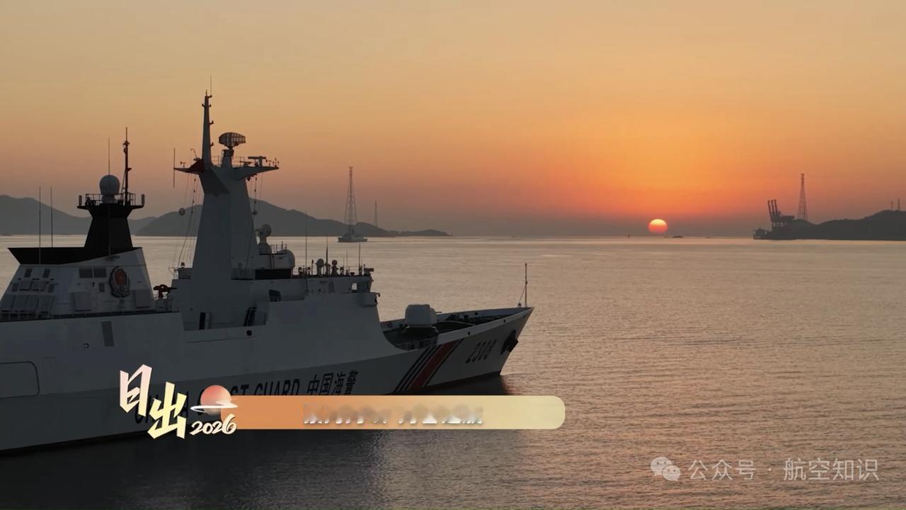 1月2日，据社交媒体报道，近日，福建舰出海训练时，一组在福建舰看日出的画面太美了