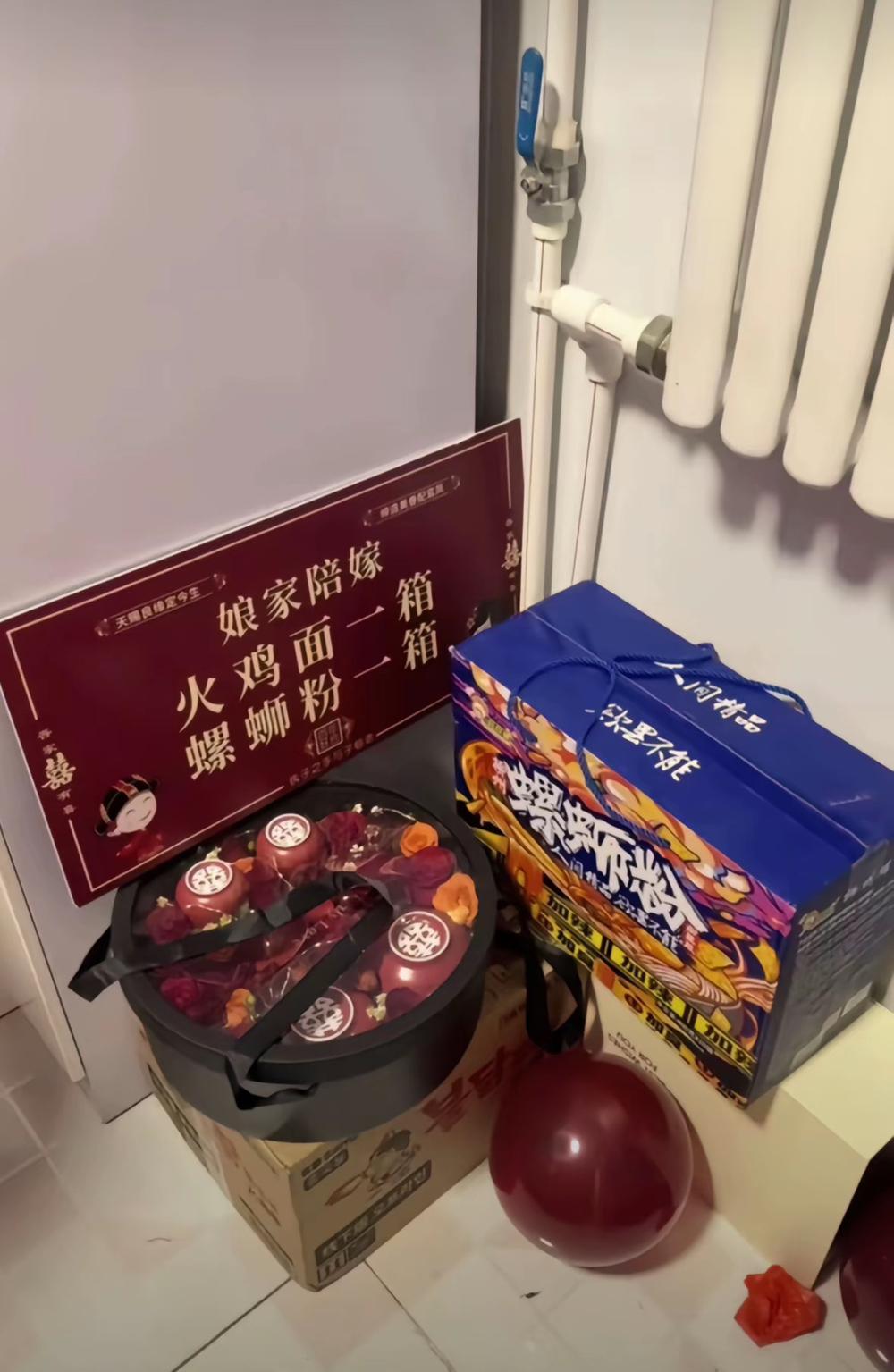 这哪个地方的陪嫁也太离谱了，火鸡面一箱，螺蛳粉一箱！

关键这种东西有必要做个板