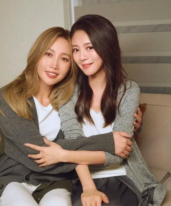 演员安以轩最近低调现身好友黄丽玲的MV，46岁的她，依旧美丽优雅，脸上并没有太多